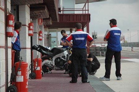 Miembros del equipo BQR observan la Moto2 de LaGlisse.