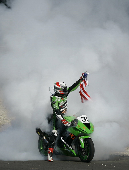 Kenny Noyes celebrates his victory in Montmeló.