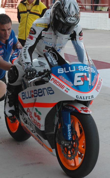 Debajo del puño del gas se aprecia el recorte del chasis para la toma del airbox.