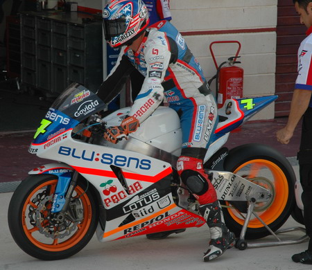 La moto de Rivas no tiene esos recortes.