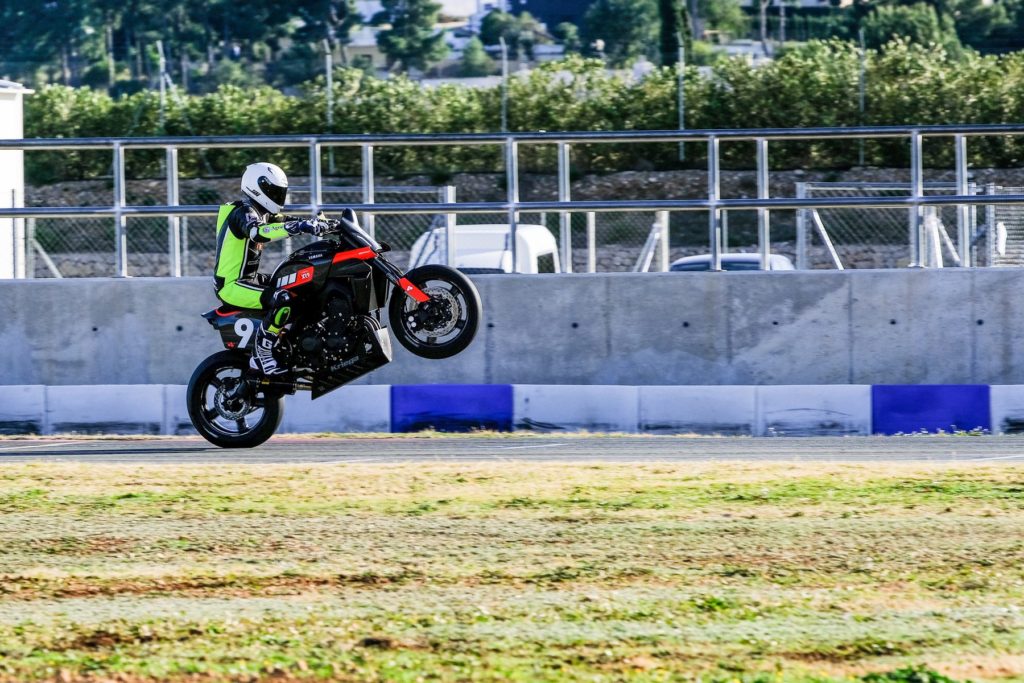 Yamaha XR9 Carbona wheelie